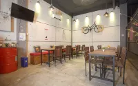 Artz Hotel - parking