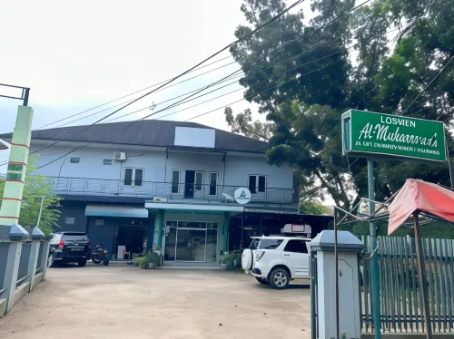 Losmen Al-Mukkaromah Hotel di Kebun Bunga