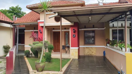 Bojong Homestay Syariah Tasikmalaya 4Br (Whole House) 8-Persons Отели в г. Cipedes