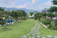 Yongin Daom Pension Отели рядом с достопримечательностью «Dae Jang Geum Park»
