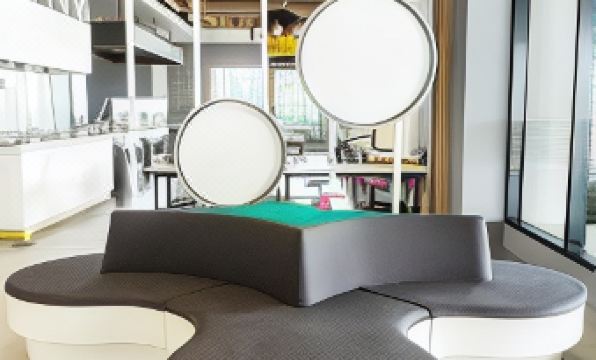 2. 옐로 호텔 잠비..