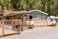 Blue Lakes Village Hotel di Lake County