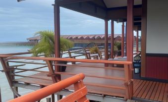 Derawan Beach Cafe and Cottage