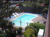Avaleen Lodge Motor Inn - Pools