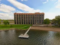 DoubleTree by Hilton Bemidji Hotels near Paul Bunyan Mall