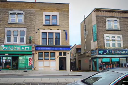 Blue Sapphire Hotel Отели в г. Редбридж