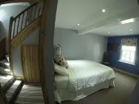 The Feathers Hotels in Расін