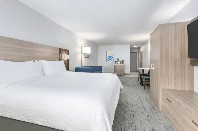 Holiday Inn Express & Suites Valparaiso Hotels near Chicago Street Theatre