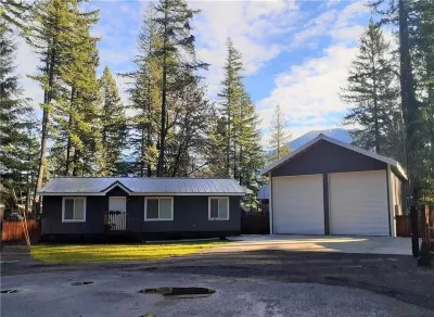 The Lazy B - Modern Cabin Tucked Among the Cedars. Mt. Ranier, White Pass. La Wis Wis Campground附近的飯店