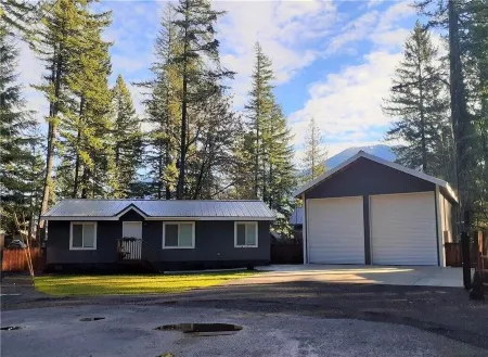 The Lazy B - Modern Cabin Tucked Among the Cedars. Mt. Ranier, White Pass. Отели рядом с достопримечательностью «La Wis Wis Campground»