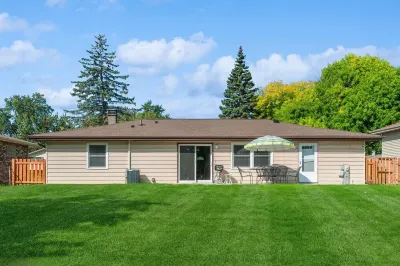 Single Family home in Schaumburg, IL 3 bed/ 2 full baths/ fully fenced backyard Hotel in zona 公園