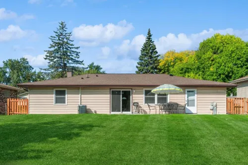 Single Family home in Schaumburg, IL 3 bed/ 2 full baths/ fully fenced backyard 엘크그루브빌리지 호텔