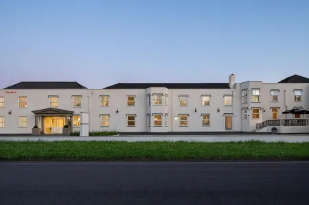 Ramada by Wyndham Cheltenham Отели в г. Ли