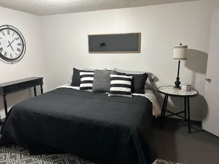 4 bedroom 4 bath Laramie townhouse.  Close to all the fun!!! Отели рядом с достопримечательностью «Medicine Bow National Forest»