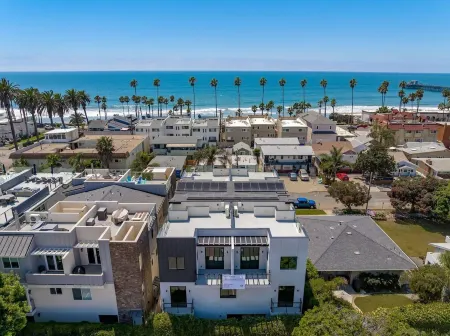 Rooftop Home with Ocean View & Private Parking