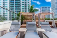 Gym, Outdoor Pool and Hot Tub - Beautiful Modern Oasis