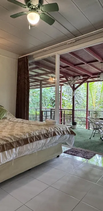 ห้องเตียงใหญ่พร้อมเตียงควีนไซส์