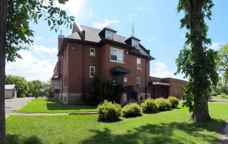 Wardens Quarters: 2 Bedroom Apt Отели в г. Су-Сент-Мари