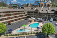 Crossroads Inn & Suites - Rooftop Pools