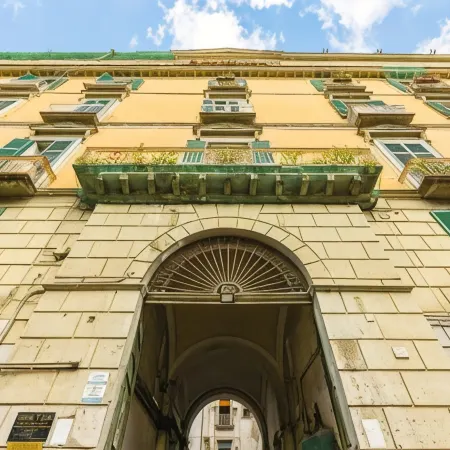 Guest Rooms Bellini Отели рядом с достопримечательностью «Концертный зал «Напулитаната»»