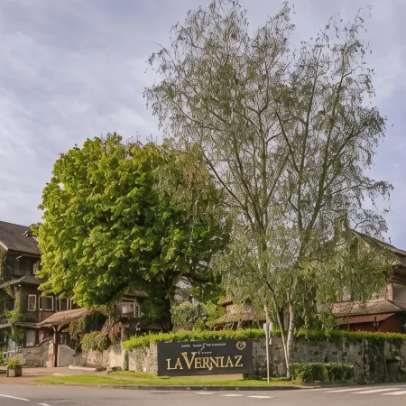 Hôtel La Verniaz - Evian Resort Отели рядом с достопримечательностью «Железнодорожный вокзал Эвиан»
