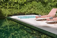 Luster Hotel - Pools