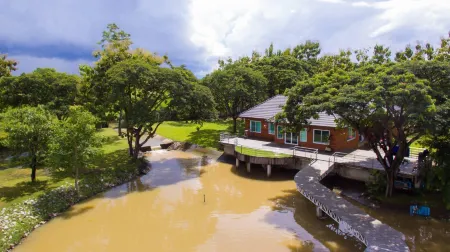 Lampang Green Garden Resort Отели рядом с достопримечательностью «Wat Lampang Klang Tawan Tok»