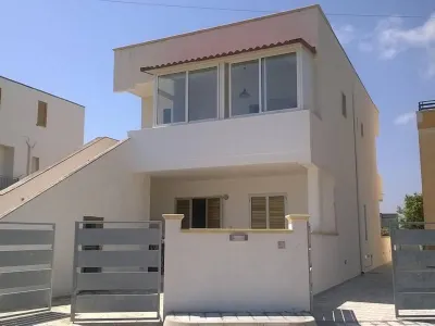 Three-Room Apartment with Air Conditioning on the First Floor - Torre Dell'Orso Panorama due sorelle 주변 호텔