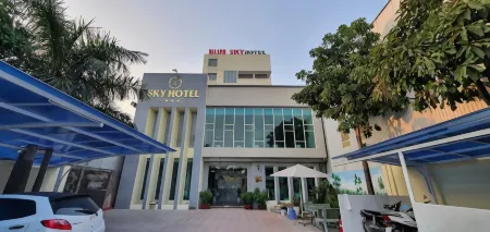 Sky Hotel Отели рядом с достопримечательностью «Nhà thờ Phêro-Gx Tân mai»