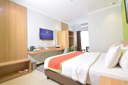 The Grand Cabin Hotel Отели в г. Tegalrejo