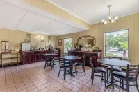 Econo Lodge Inn & Suites - parking