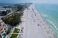 Cozy Cottage Retreat at Tradewind Resort #32 in Bradenton Beach - Country Houses