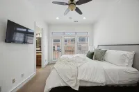 Luxury Townhome walking distance to Legacy West