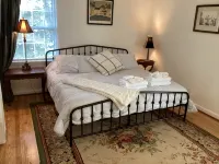 Beautiful Renovated, Comfy, Mature Garden Fire Pit, Quiet Neighborhood in Hendo - Kitchens