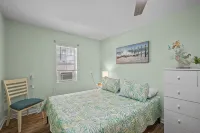 "Sand Dollar Suites" Suite 4: A Short Stroll from Our Sandy Shores!