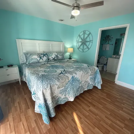 2000sq ft Ocean View Villa, Steps to the Beach, Small Pool & Hot Tub. 4 King Bed