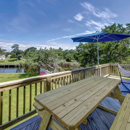 Canal Front 3 Bedroom Home / Newly Renovated