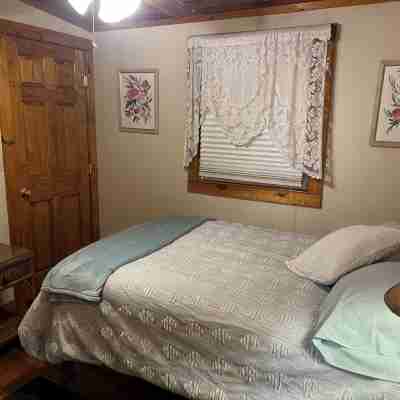 “The Cottage” is in a private lake community 15 mins. from Mountain Creek Resort Rooms