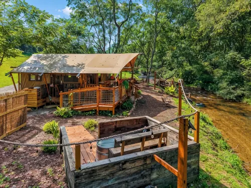 Experience nature, right by Hillsville, Va. a few ft from a stocked creek. - Homestays