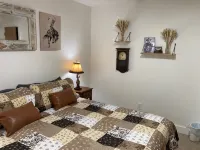 Backyard Oasis - Downtown - Retro Chic - King Bed - Bungalows