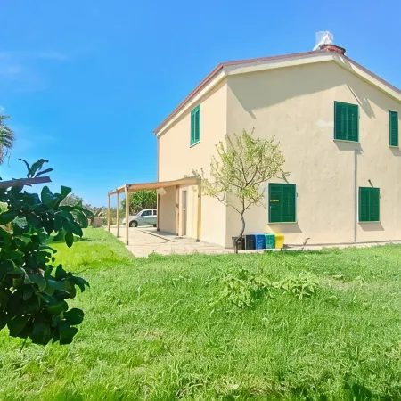 Casaleri is the ground floor of a Maremma reclamation farmhouse 3 km from the sea
