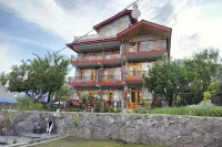 Mountainshack Riverside Stay & Cafe