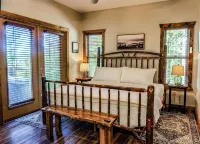 Elegant Mountain Escape - Luxe Cabin w/ Hot Tub, Firepit & Dog Friendly - 4-Star