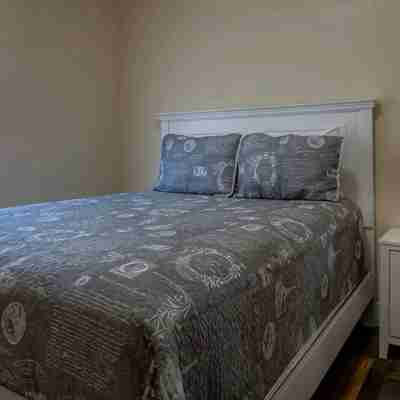 Walking Distance to Downtown! Wine Country 2Bd 2ba House in Paso Robles! Rooms