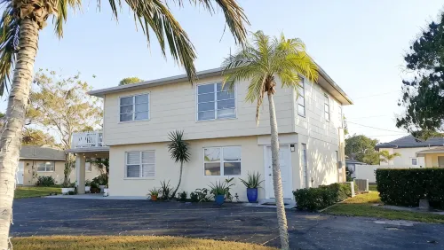 Naples Park Oasis - Cozy Two Bedroom Apartment - 4-Star