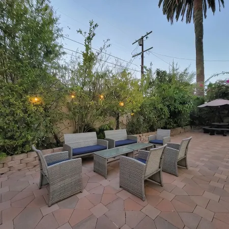 3 bedroom apartment near MrC with patio area 5 minutes to Rodeo Drive, Wi-Fi, TV