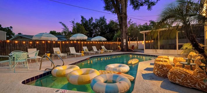 5BR~Huge Backyard~Minigolf~Heated Pool~Outdoor Projector~Gameroom~FIOS WiFi Hotels in Brandon