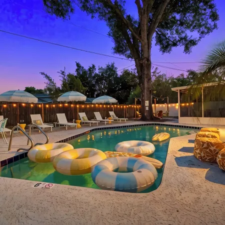 5BR~Huge Backyard~Minigolf~Heated Pool~Outdoor Projector~Gameroom~FIOS WiFi