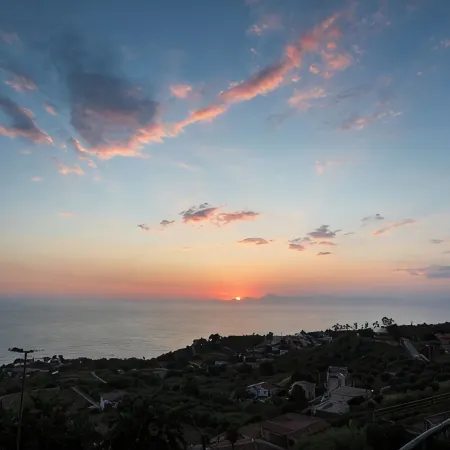 House with sea view, with equipped garden, private parking, pets allowed