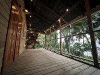 REEF HOUSE: Waterfront, Caribbean Paradise Jungle Cabin in Bastimentos w/ AC - 3-Star